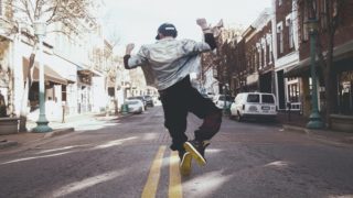 飛び跳ねる男